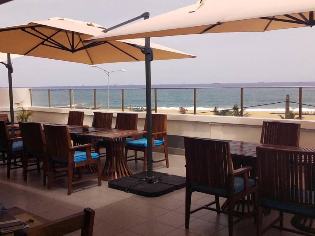 Hotel Seaside Lome Bagian luar foto